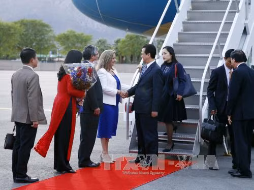 美国国务院代表、越南驻美国大使范光荣、越南驻美国圣弗朗西斯科副总领事高武梅到机场迎接阮晋勇总理一行。 （图片来源：越通社）