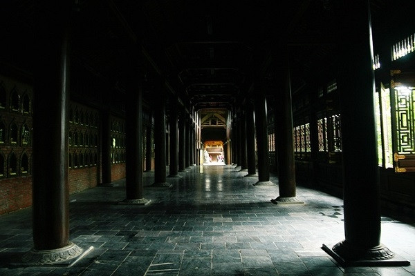 在三世殿上瞭望山清水秀的长安胜地。（图片来源：《越南快讯网》）