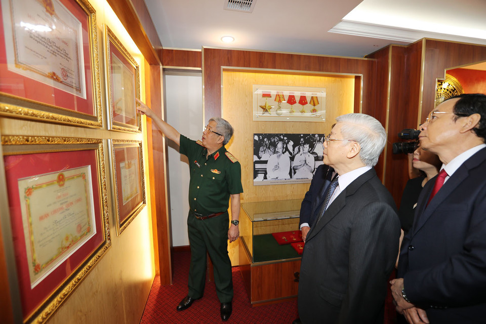 越共中央总书记阮富仲一行参观阮志清大将纪念馆。（图片来源：越通社）