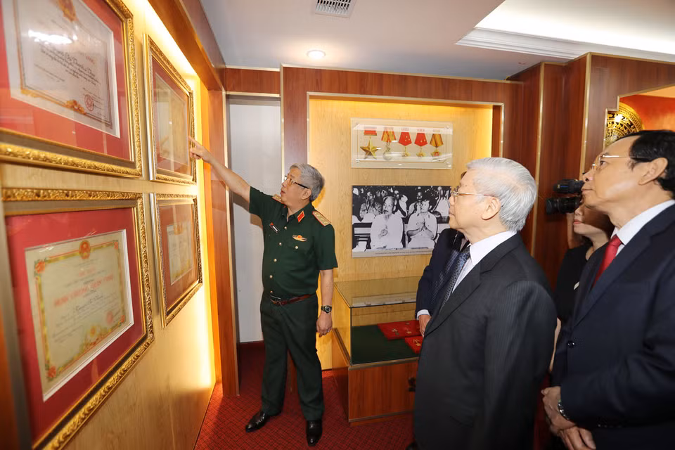 越共中央总书记阮富仲一行参观阮志清大将纪念馆。（图片来源：越通社）