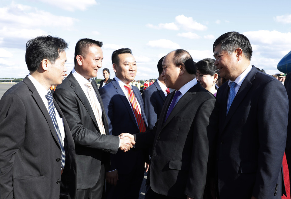 阮春福总理和夫人抵达柏林-泰格尔奥托·利林塔尔机场。（图片来源：越通社）