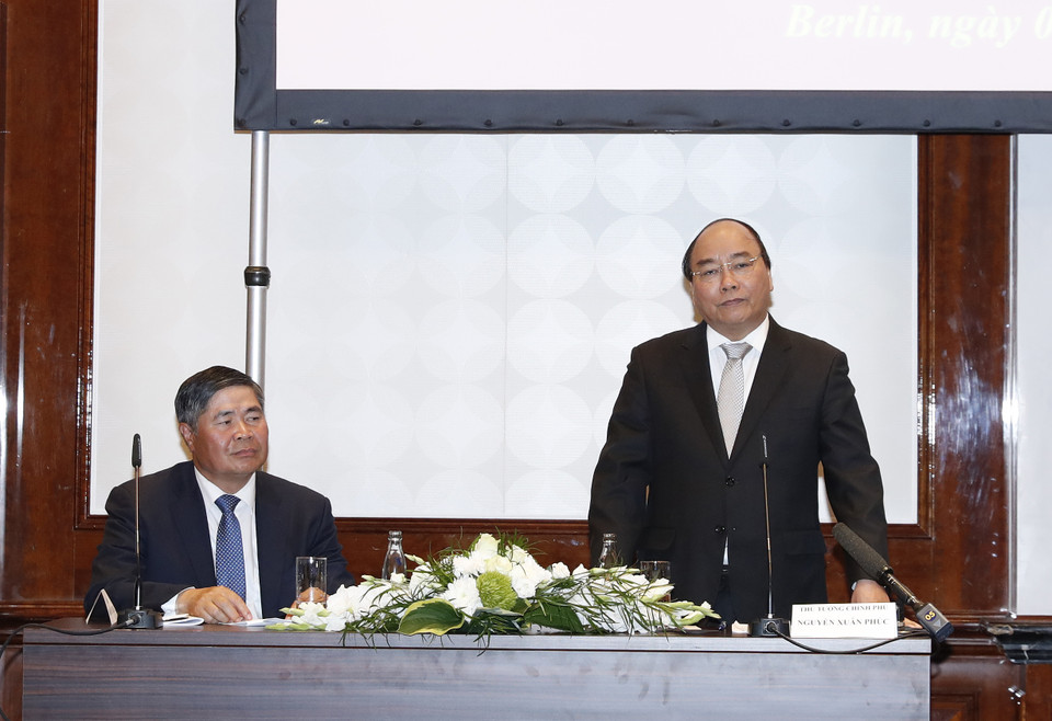 阮春福总理与越南驻德大使馆干部人员亲切交谈。（图片来源：越通社）