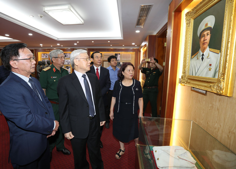 越共中央总书记阮富仲一行参观阮志清大将纪念馆。（图片来源：越通社）