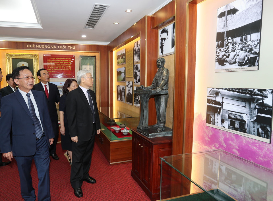 越共中央总书记阮富仲一行参观阮志清大将纪念馆。（图片来源：越通社）