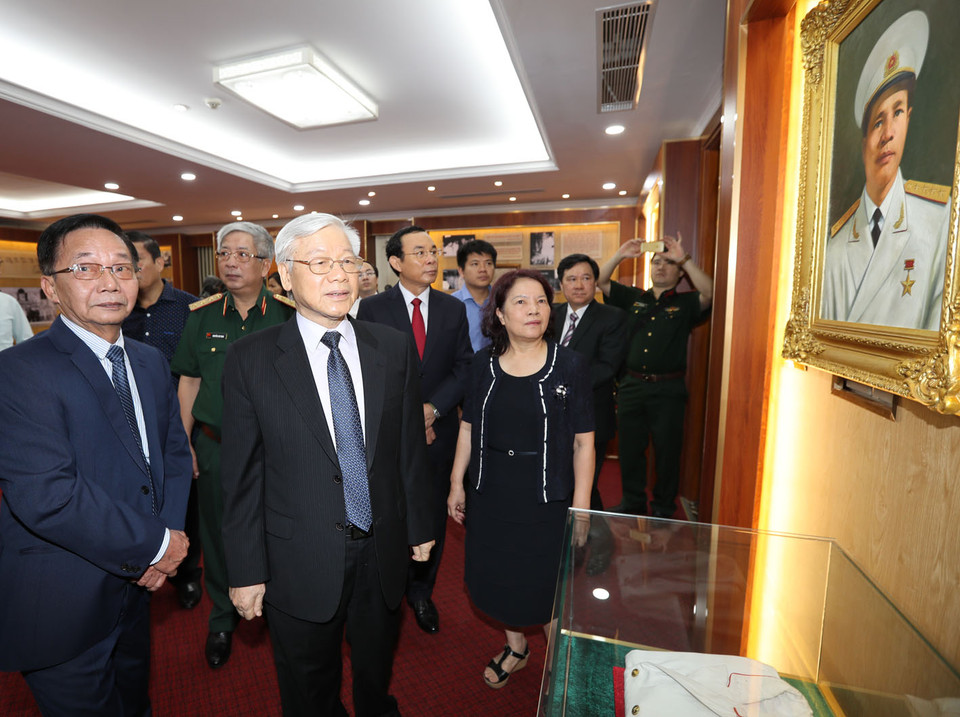 越共中央总书记阮富仲一行参观阮志清大将纪念馆。（图片来源：越通社）