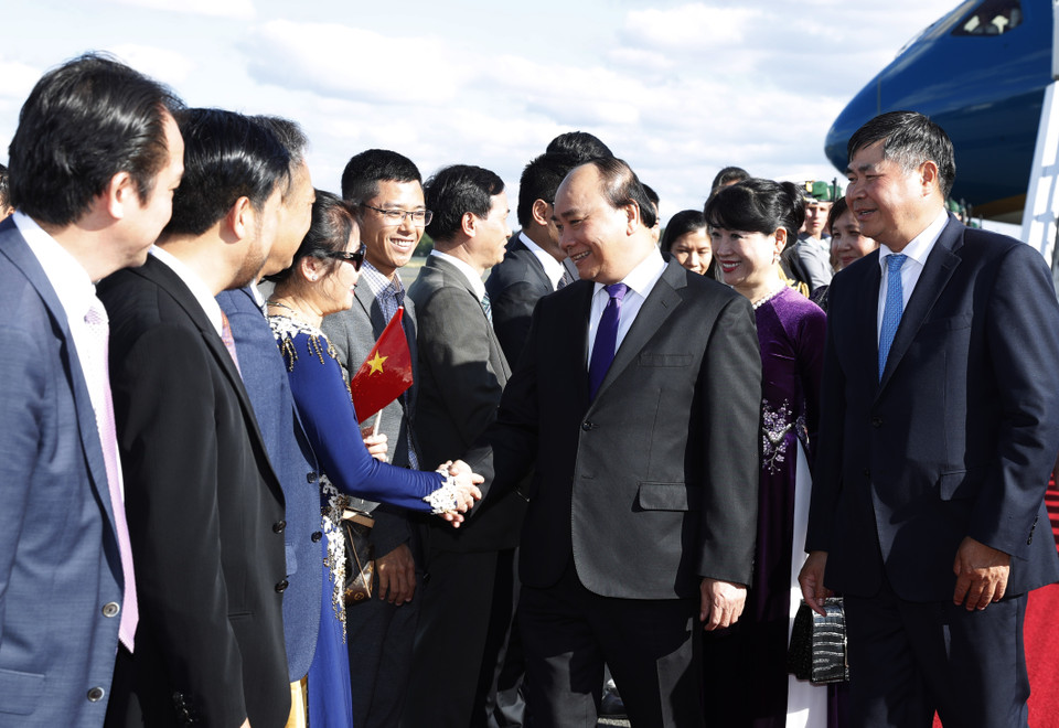 阮春福总理和夫人抵达柏林-泰格尔奥托·利林塔尔机场。（图片来源：越通社）