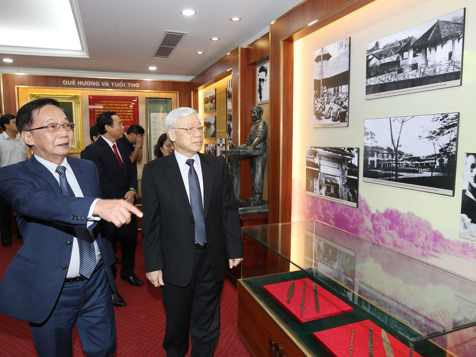 越共中央总书记阮富仲一行参观阮志清大将纪念馆。（图片来源：越通社）