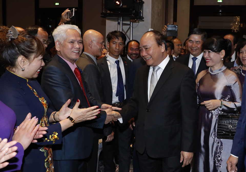 阮春福总理会见越南驻德大使馆干部人员。（图片来源：越通社）