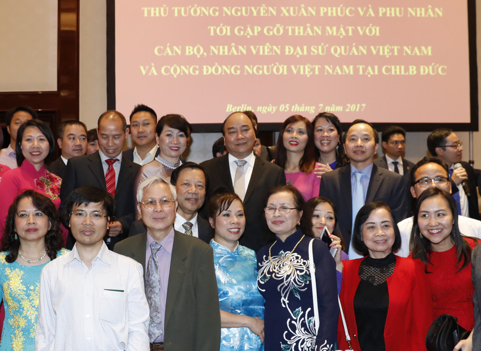 阮春福总理和越南驻德大使馆干部人员及旅德越南人代表合影。（图片来源：越通社）