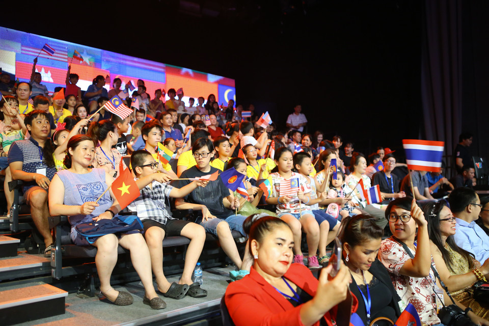 大联欢晚会开幕式吸引众多国际少年儿童前来观看。（图片来源：越通社）