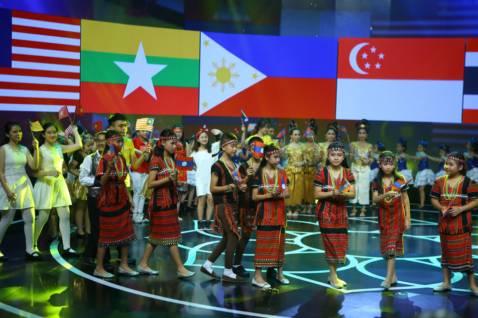 东盟青少年在联欢晚会开幕式上的表演节目。（图片来源：越通社）