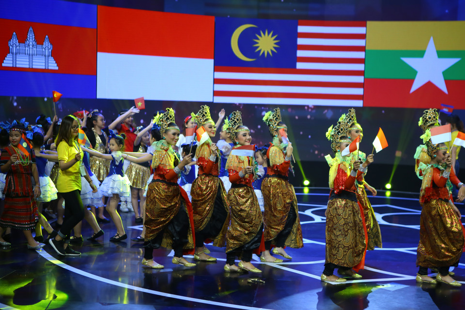 东盟青少年在联欢晚会开幕式上的表演节目。（图片来源：越通社）