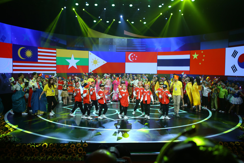 东盟青少年在联欢晚会开幕式上的表演节目。（图片来源：越通社）
