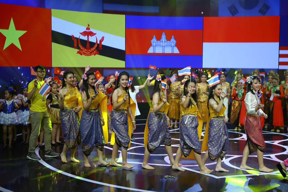 东盟青少年在联欢晚会开幕式上的表演节目。（图片来源：越通社）