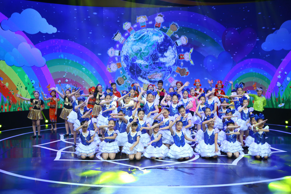 东盟青少年在联欢晚会开幕式上的表演节目。（图片来源：越通社）
