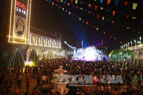 海防市市民汇聚在海防市主教座堂（图片来源：越通社）