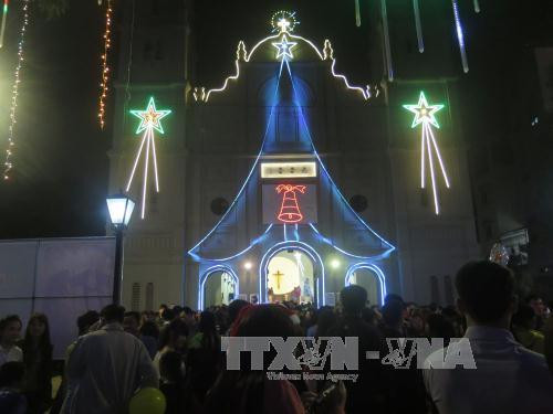 北宁省居民纷纷到本省主教座堂喜迎圣诞节（图片来源：越通社）