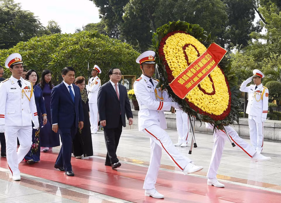 河内市政府代表团向英烈纪念碑敬献花圈。越通社记者文叠 摄
