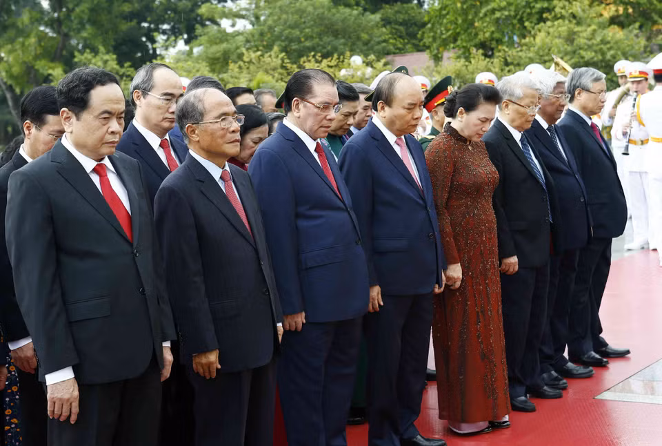 党和国家领导人向英烈纪念碑敬献花圈。越通社记者文叠 摄