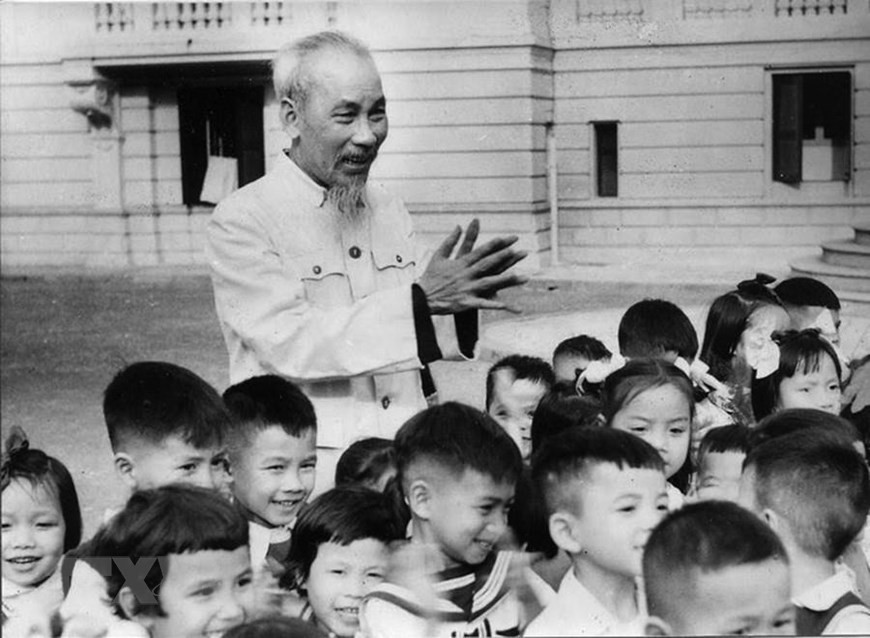 1960年，儿童们在主席府庆祝胡伯伯第70个生辰。越通社资料图