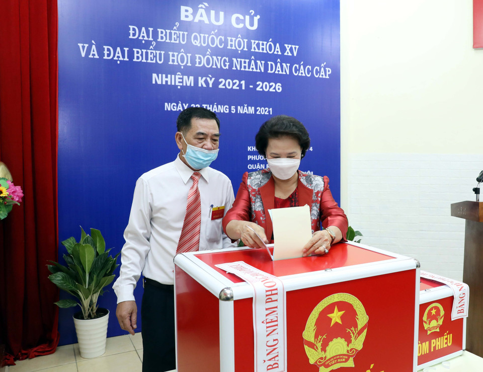 原国会主席阮氏金银在河内市巴亭郡永福坊4号投票站进行投票。图自越通社