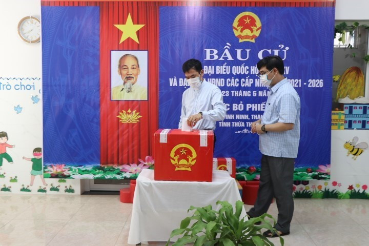 天主教选民在顺化市永宁坊的投票站进行投票。图自越通社