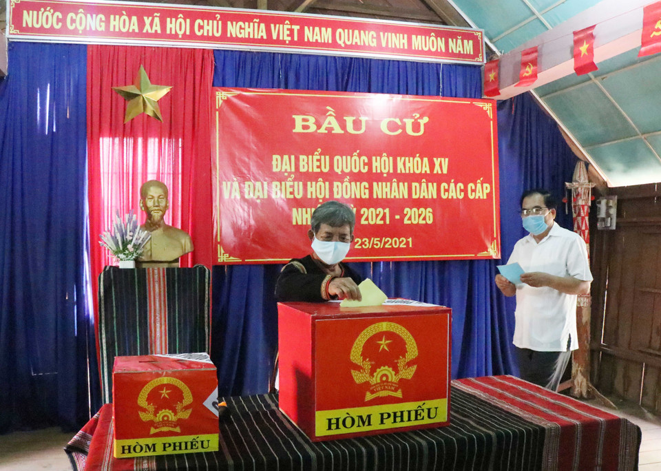 选民在得乐省邦美蜀市新利坊Ako Dhông村17号投票站进行投票。图自越通社