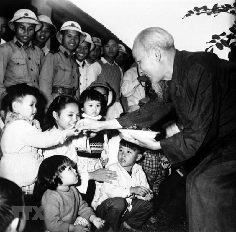 1961年12月10日，胡伯伯探访清化市（县级）幼儿园儿童并向他们赠送糖果。越通社资料图