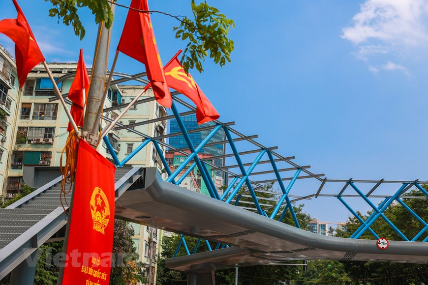 Y形步行桥具备独特的设计，使用寿命可达100年。目前，这座桥仍处于施工完善期并将尽早投入运行。在不久的未来，河内市青春郡人民可以使用首都有史以来最美的Y形步行桥。据投资方代表透露，这座Y形步行桥将在1个半月后投入运行。图自Vietnam+