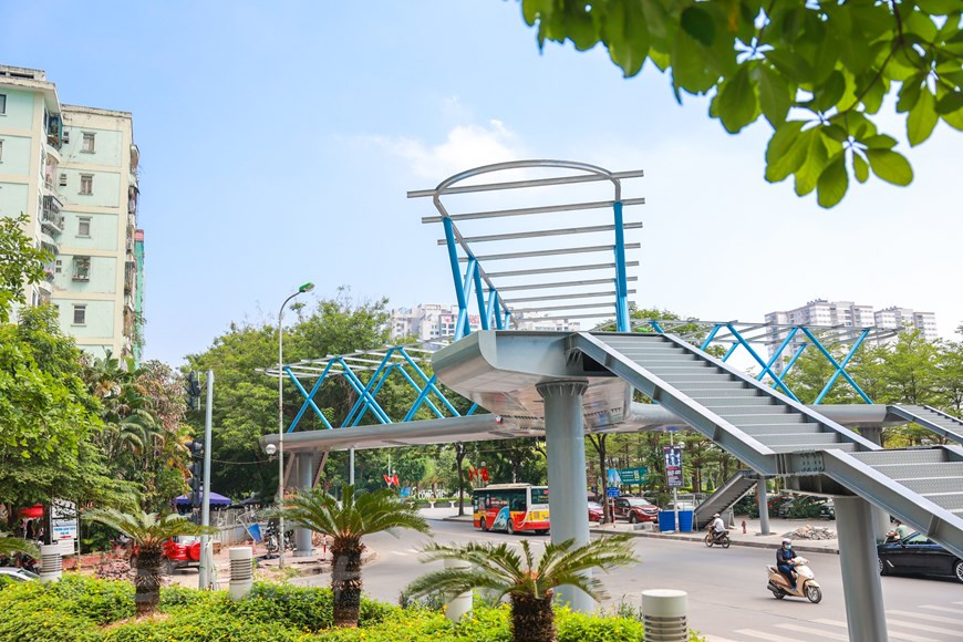 Y形步行桥具备独特的设计，使用寿命可达100年。目前，这座桥仍处于施工完善期并将尽早投入运行。在不久的未来，河内市青春郡人民可以使用首都有史以来最美的Y形步行桥。据投资方代表透露，这座Y形步行桥的基本建筑构架已完成。目前，工人正完善照明灯、树木和遮阳廊架等最后部分。图自Vietnam+