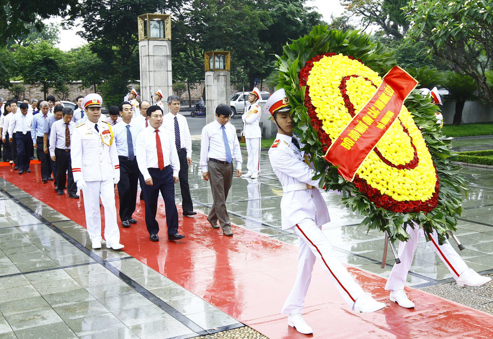 ​ 越南外交部代表团拜在烈士纪念碑敬献花圈。（图片来源：越通社）