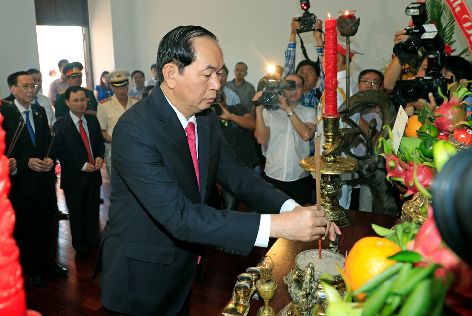 陈大光主席向胡志明主席上香。（图片来源：越通社）