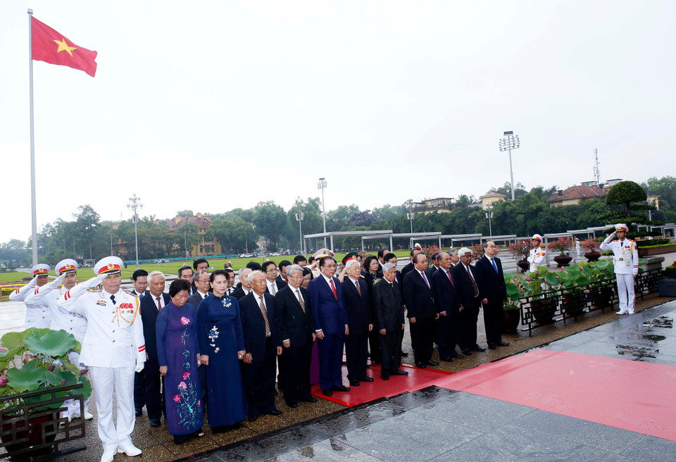 越南党和国家领导人在烈士纪念碑上敬献花圈。（图片来源：越通社）