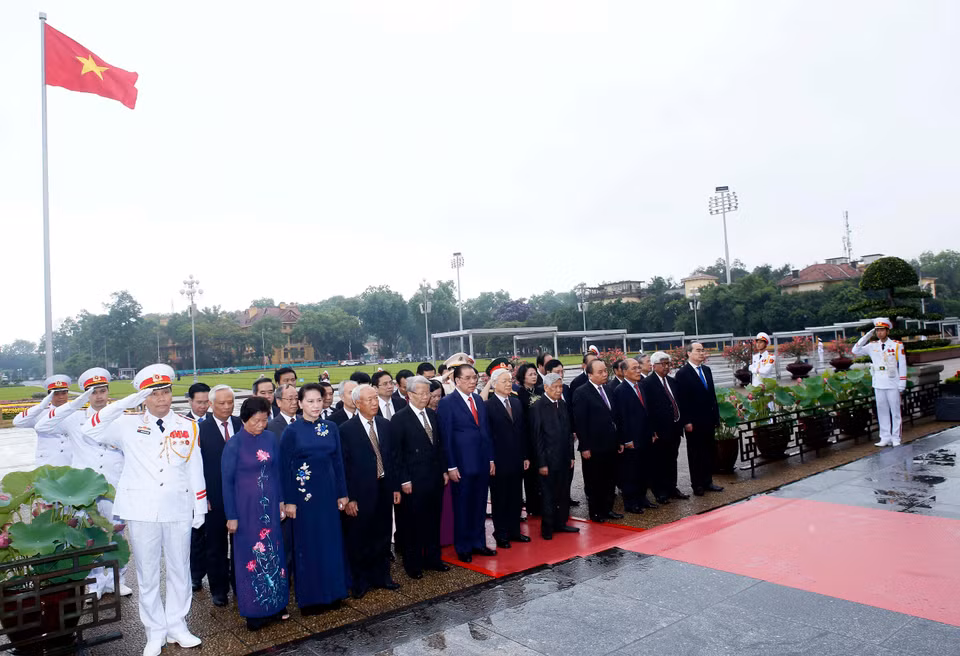 越南党和国家领导人在烈士纪念碑上敬献花圈。（图片来源：越通社）