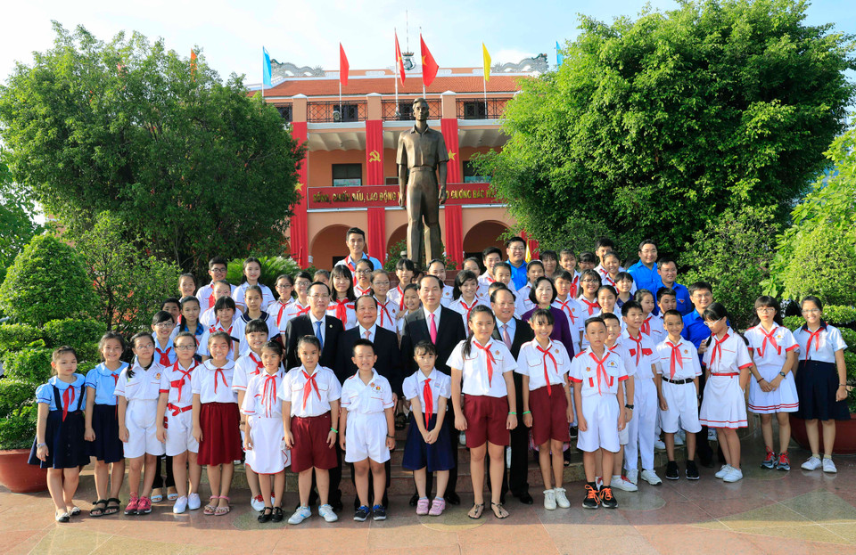 陈大光主席与胡志明市少年儿童代表合影留念。（图片来源：越通社）