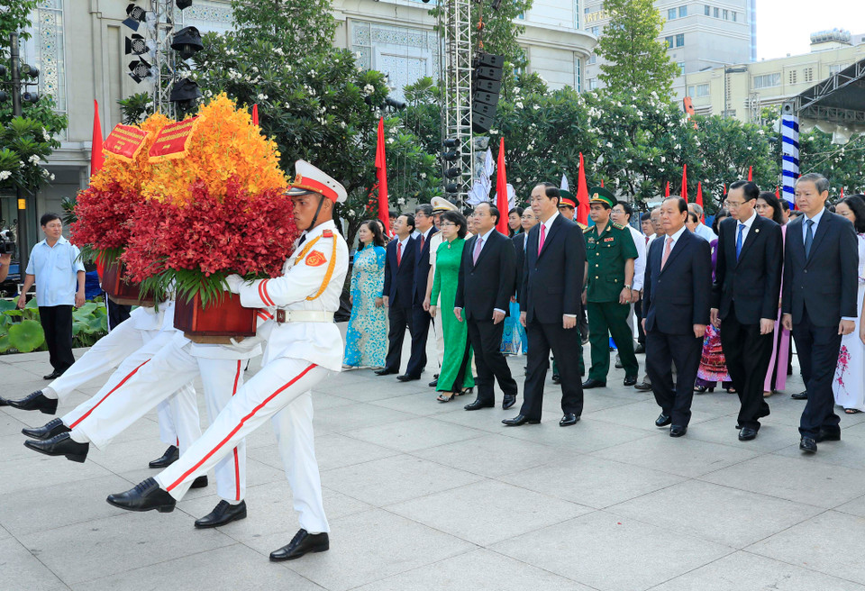  陈大光主席在胡志明塑像献上鲜花。（图片来源：越通社）