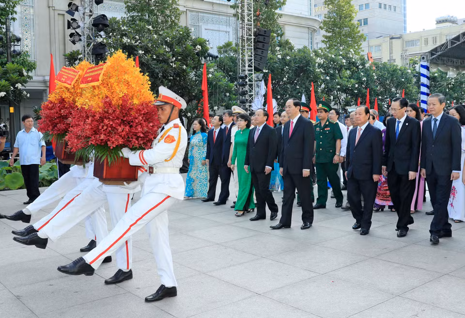  陈大光主席在胡志明塑像献上鲜花。（图片来源：越通社）