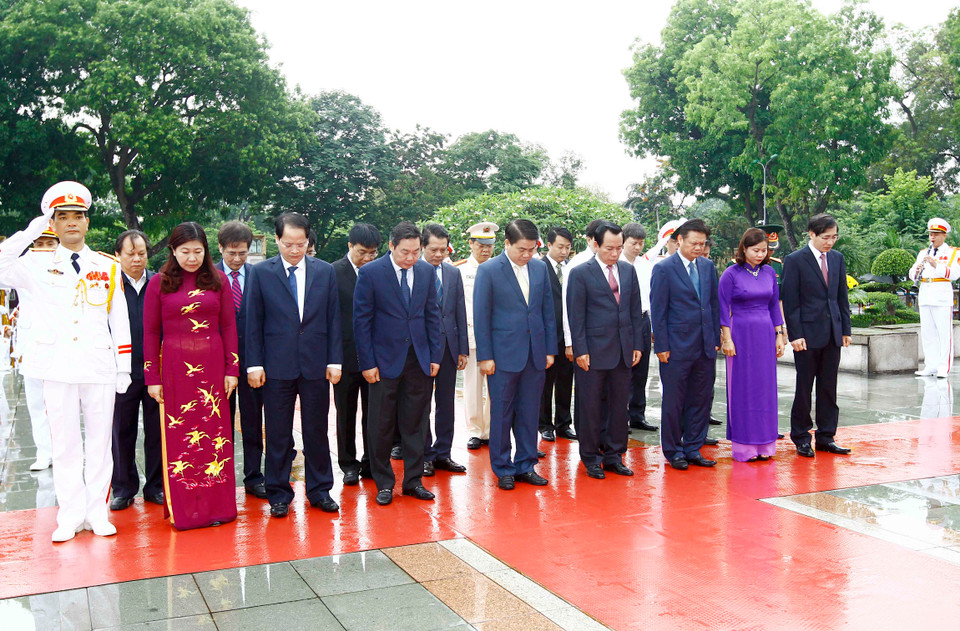  河内市​政府代表团在烈士纪念碑上敬献花圈。（图片来源：越通社）