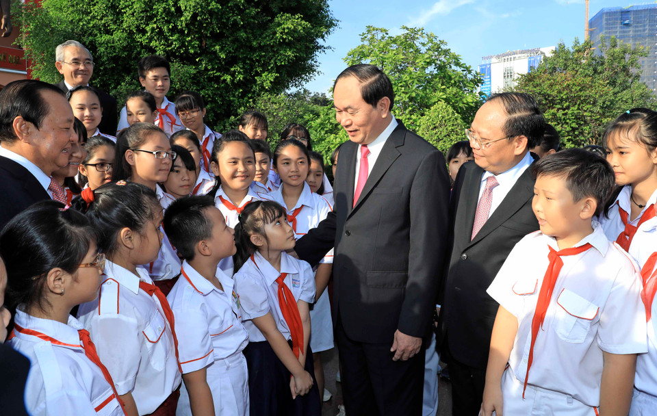 陈大光主席与胡志明市少年儿童代表交谈。（图片来源：越通社）