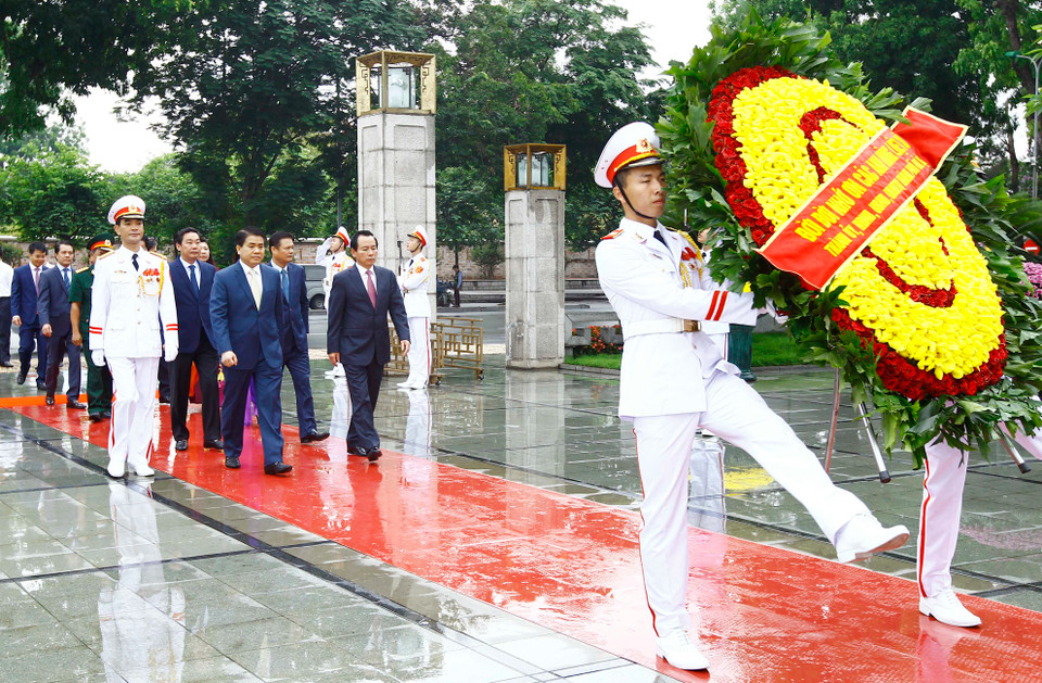 ​ 河内市​政府代表团在烈士纪念碑上敬献花圈。（图片来源：越通社）