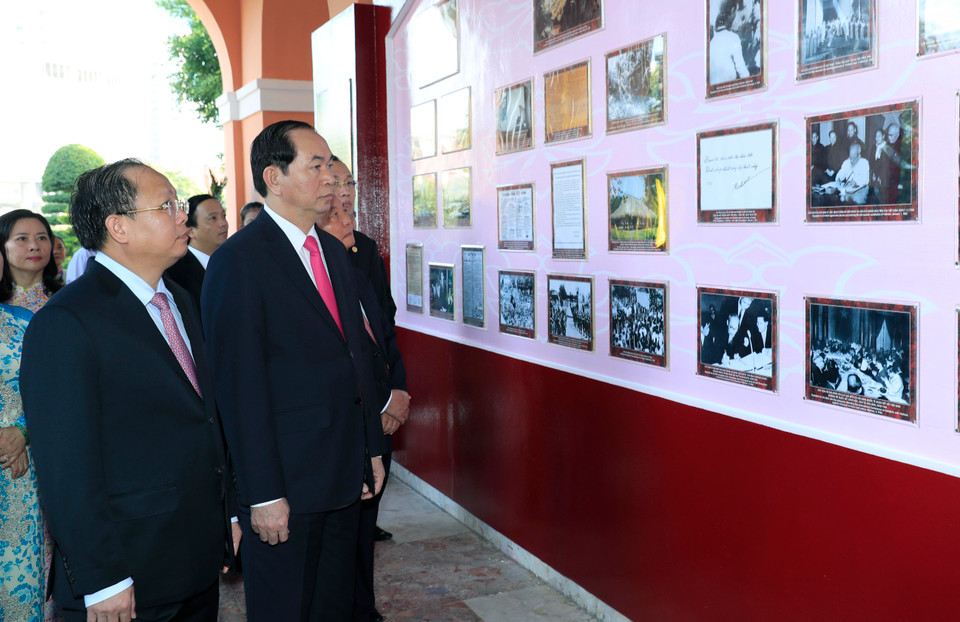 陈大光主席在胡志明博物馆参观“胡志明——最美的名字”专题图片展。（图片来源：越通社）