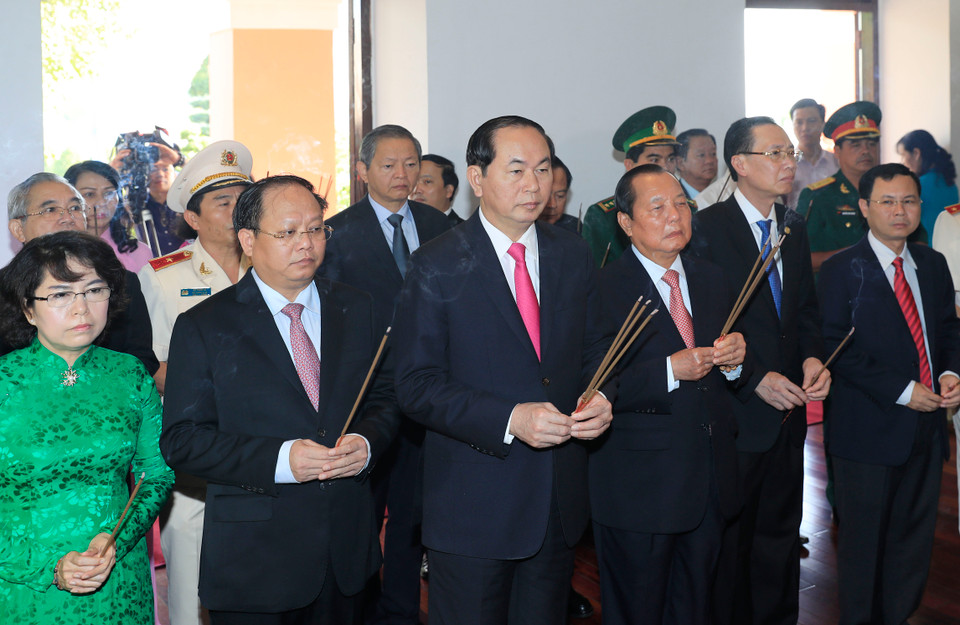 陈大光主席向胡志明主席上香。（图片来源：越通社）