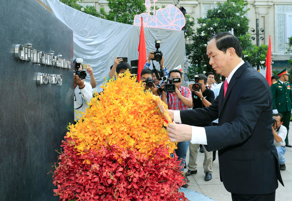 陈大光主席在胡志明塑像敬献上鲜花。（图片来源：越通社）