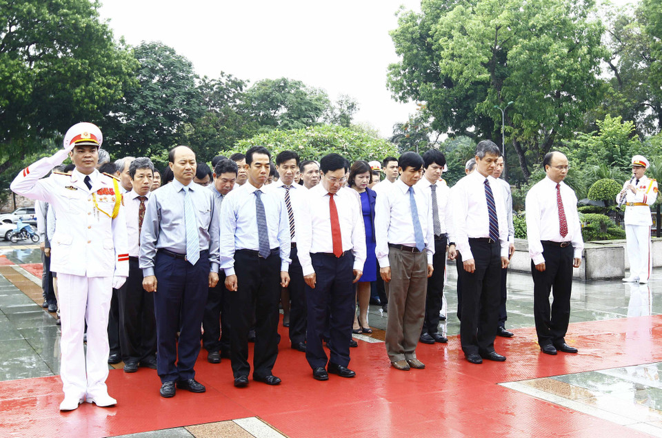  越南党和国家领导人在烈士纪念碑上敬献花圈。（图片来源：越通社）