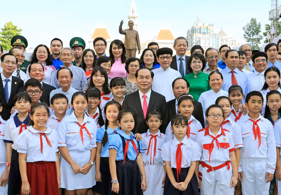  陈大光主席与胡志明市少年儿童代表合影留念。（图片来源：越通社）