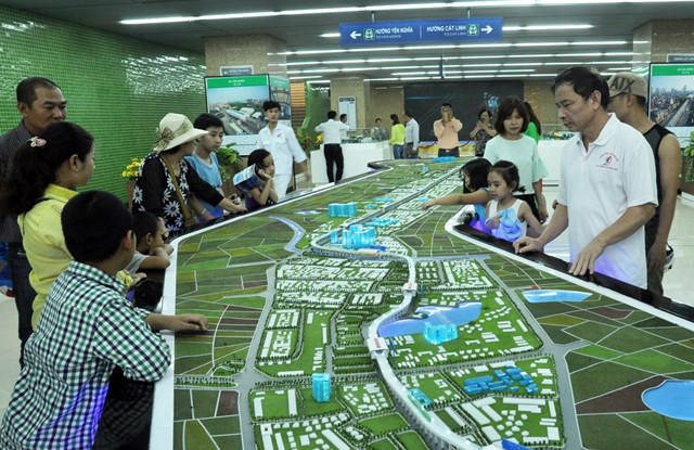 该项目管理委员会人员介绍这首条城铁项目。（图片来源：《人民报网》）