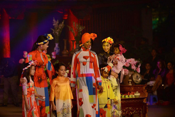 海地驻越南大使夫人伯努瓦身穿越南传统长衣参加走秀。（图片来源：人民报网）