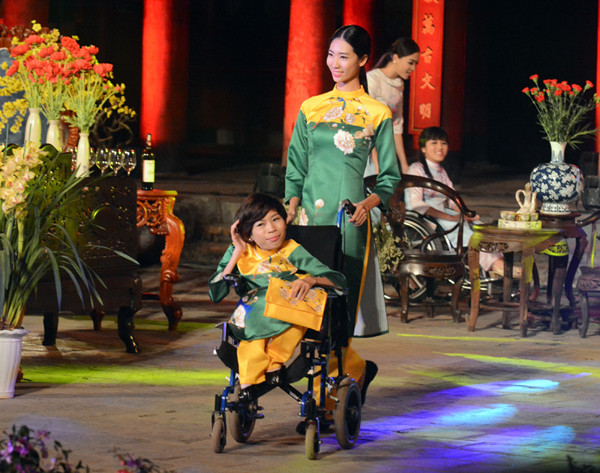 芙蓉花图案传统长衣集。（图片来源：人民报网）