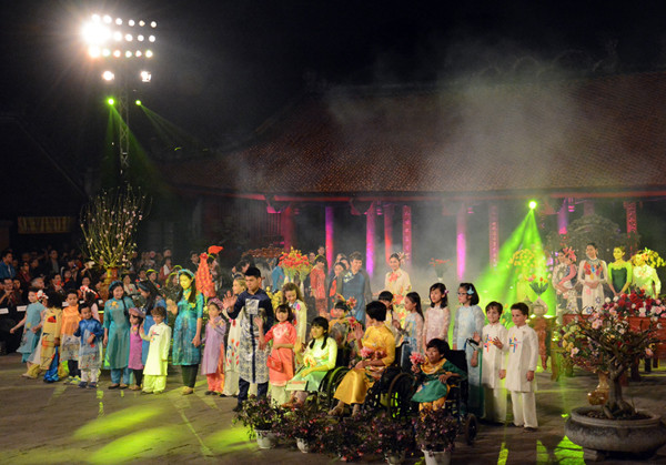 许多著名服装设计师和模特参加本次传统长衣秀活动。（图片来源：人民报网）