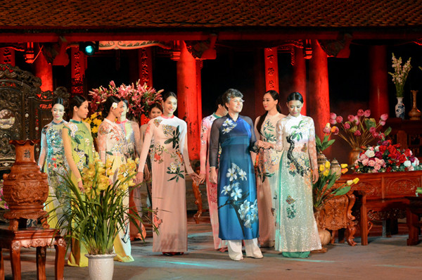 杏仁奶油图案传统长衣集。（图片来源：人民报网）